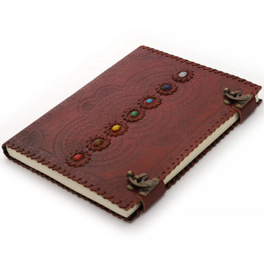 Velký kožený zápisník s reliéfem sedmi mandal a sedmi čakrových kameny